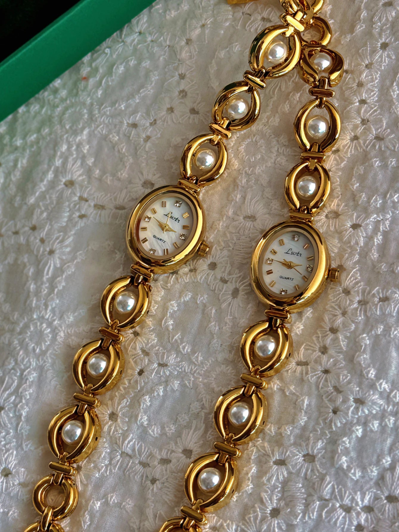 CharmWatch™ – Pearl-Decorated Gold Watch