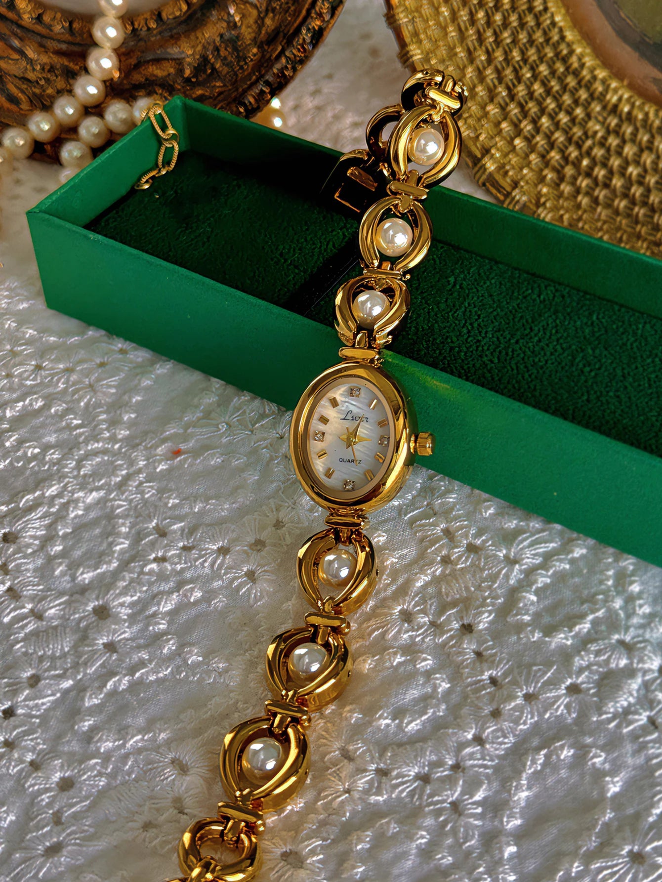 CharmWatch™ – Pearl-Decorated Gold Watch