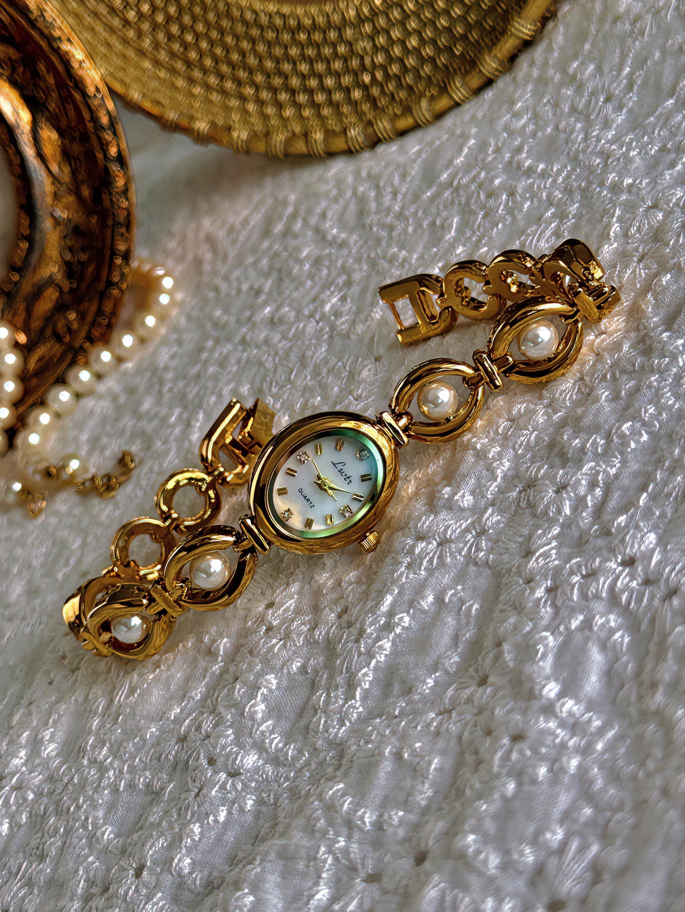 CharmWatch™ – Pearl-Decorated Gold Watch