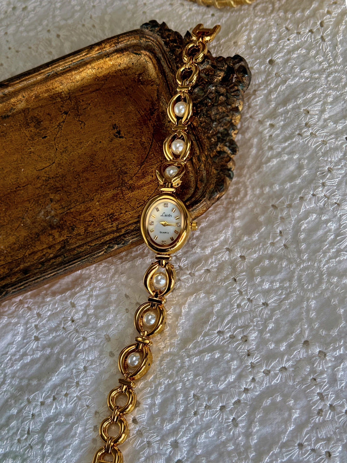CharmWatch™ – Pearl-Decorated Gold Watch